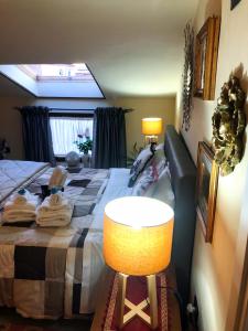 1 dormitorio con cama, lámpara y ventana en Residence Cuore, en Caserta