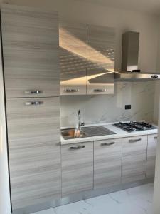 cocina con fregadero y fogones en Casa M&N, en Thiene