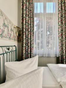 sypialnia z 2 łóżkami i oknem w obiekcie Hotel Villa Hentzel w mieście Weimar