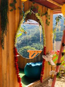 een kamer met een raam met uitzicht op een bos bij EL EDEN HABITACIONES in Manizales