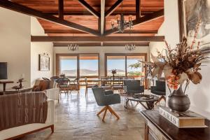 a living room with wooden ceilings and a table and chairs at Mansão Linda Vista Lagoa da Conceição Jacuzzi in Florianópolis