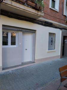 un garage avec une porte blanche et un bâtiment dans l'établissement Apartamento Gran Turia, à Valence