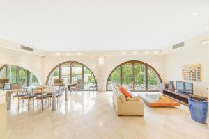 een woonkamer met een bank en een tafel bij David Citadel Hotel Private Luxury Suites in Jeruzalem