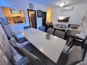 ein Esszimmer mit einem weißen Tisch und Stühlen in der Unterkunft رويال فيلا بمسبح خاص in King Abdullah Economic City