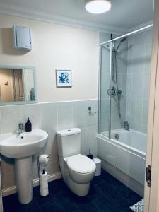 Central Cosy Riverview Apartment 2 bed, 2 bath, Free Parking / WiFi في إينفيرنيس: حمام مع مرحاض ومغسلة ودش