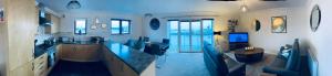 Central Cosy Riverview Apartment 2 bed, 2 bath, Free Parking / WiFi في إينفيرنيس: مطبخ كبير مع قمم منضدة زرقاء في الغرفة