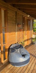 ein Bohnensack-Bett auf der Veranda eines Hauses in der Unterkunft refugio vo olino in Imbituba