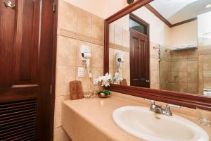 Hotel Plaza Colon - Granada Nicaragua的一间浴室