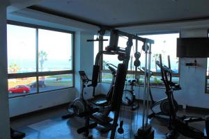 um ginásio com equipamento cardiovascular numa sala com uma janela em Frente al mar hasta 10 personas em Iquique