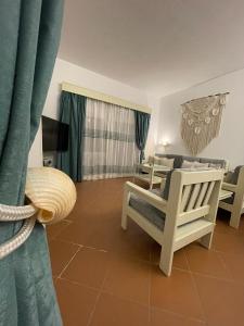 沙姆沙伊赫La Vista Mare Domina Coral Bay的有两把椅子和一张桌子的客厅