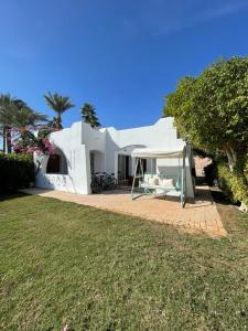 沙姆沙伊赫La Vista Mare Domina Coral Bay的院子里的白色房子,带凉亭