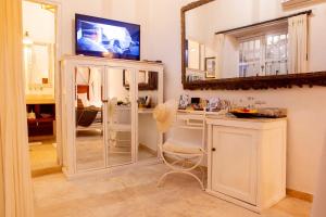 TV a/nebo společenská místnost v ubytování Leones de Alba Hotel Boutique