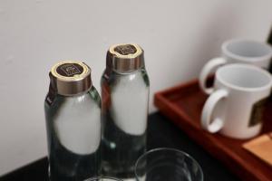 Hotel Plaza Colon - Granada Nicaragua的咖啡和沏茶工具