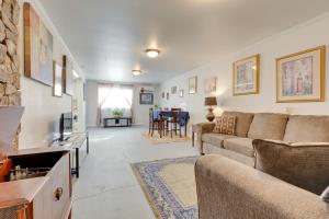 een woonkamer met een bank en een tv bij Comfortable Alabama Apartment Pets Welcome! in Jackson