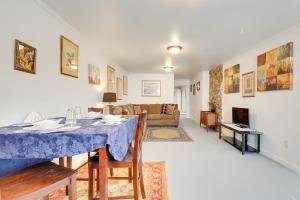 een woonkamer met een tafel en een bank bij Comfortable Alabama Apartment Pets Welcome! in Jackson