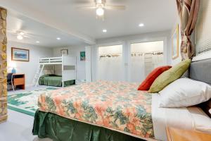 een slaapkamer met een bed en een stapelbed bij Comfortable Alabama Apartment Pets Welcome! in Jackson