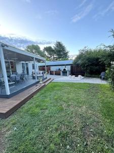 une maison avec une terrasse et une cour dans l'établissement Inner City Boutique Home. Pet and Family Friendly!, à Canberra