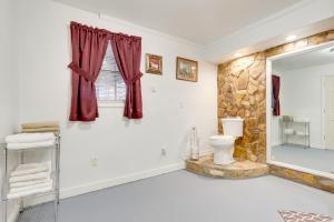 een badkamer met een toilet en een spiegel bij Comfortable Alabama Apartment Pets Welcome! in Jackson +18 foto's