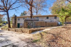 een huis met een veranda en een stoep bij Comfortable Alabama Apartment Pets Welcome! in Jackson