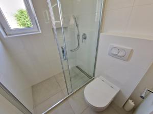 łazienka z prysznicem i toaletą w obiekcie APARTMENTS JOSIPA w Bašce