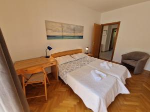 Postel nebo postele na pokoji v ubytování APARTMENTS JOSIPA