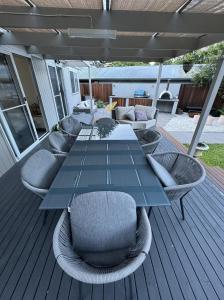 una mesa azul y sillas en una terraza en Inner City Boutique Home. Pet and Family Friendly!, en Canberra