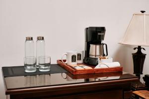 Hotel Plaza Colon - Granada Nicaragua的咖啡和沏茶工具