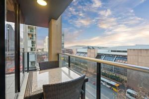 New Heights on North Terrace - 2BR CBD Views Pool陽台或露臺