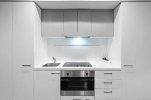 New Heights on North Terrace - 2BR CBD Views Pool廚房或簡易廚房
