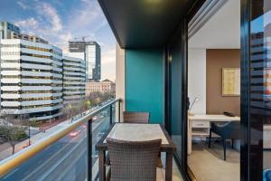 New Heights on North Terrace - 2BR CBD Views Pool陽台或露臺