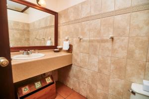 Hotel Plaza Colon - Granada Nicaragua的一间浴室