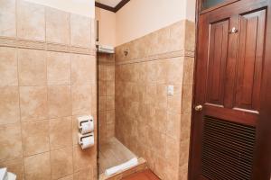 Hotel Plaza Colon - Granada Nicaragua的一间浴室