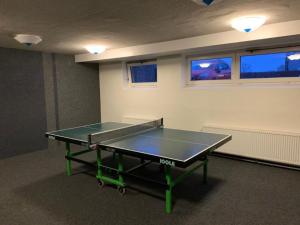 eine Tischtennisplatte in einem leeren Raum mit einer Tischtennisplatte in der Unterkunft Knechtsand 402 in Cuxhaven