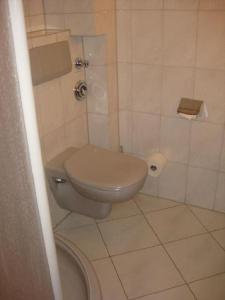 ドゥネンにあるResidenz 08のタイル張りの部屋のバスルーム(トイレ付)