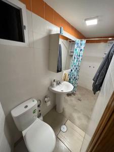 een kleine badkamer met een toilet en een wastafel bij Casa Paula in Ceuta