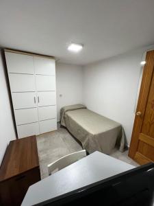 een kamer met een slaapkamer met een bed en een bureau bij Casa Paula in Ceuta