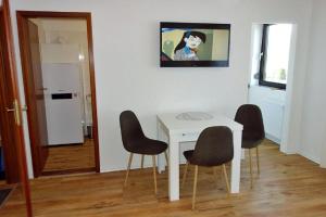 una mesa blanca y sillas en una habitación en Herzmuschel, en Döse