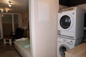 ドゥネンにあるOcean Dream 06の洗濯機と洗濯機が備わるアパートメントです。