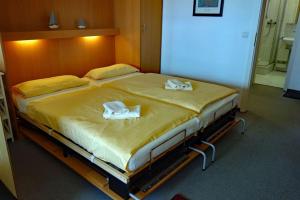 a bed in a room with two towels on it at Residenz 18 in Duhnen