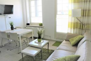 ein Wohnzimmer mit einem Sofa und einem Tisch in der Unterkunft Nordsee 03 in Duhnen