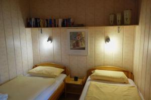 two beds in a room with two lights on the wall at Satelsrönne 02 in Duhnen