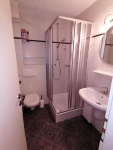 ドゥネンにあるResidenz 06のバスルーム(シャワー、トイレ、シンク付)