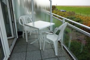 ドゥネンにあるResidenz 06の白いテーブルとバルコニー(椅子2脚付)