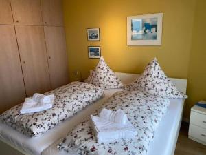una camera con due letti e asciugamani di Seehütte 04 a Duhnen