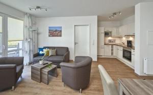 ein Wohnzimmer mit einem Sofa und einem Tisch in der Unterkunft Op de Geest 10 in Cuxhaven