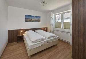 a bedroom with a bed and a window at Op de Geest 10 in Cuxhaven