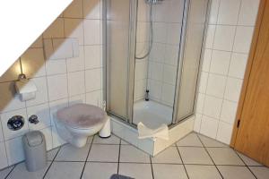 bagno con doccia e servizi igienici. di Oasis 09 a Cuxhaven
