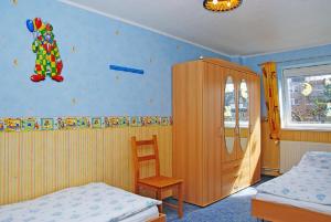 1 dormitorio con 1 cama y armario de madera en Oasis 09, en Cuxhaven