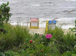 una playa con dos sillas en la arena y el océano en Gorch Fock 07, en Duhnen