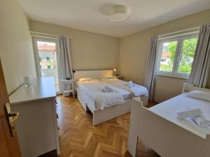 Postel nebo postele na pokoji v ubytování APARTMENTS JOSIPA